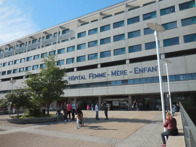 Pres De Lyon Un Nourrisson Retrouve Vivant Dans Un Sac Poubelle A Meyzieu