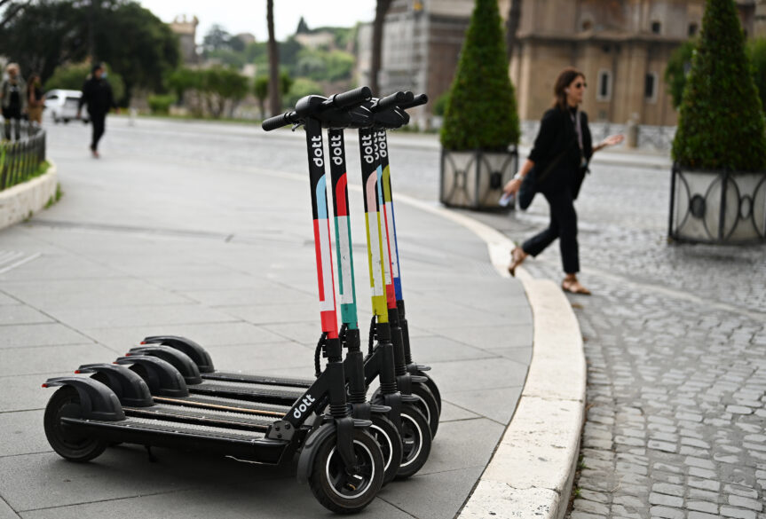 Trottinettes à Lyon  la fin du stationnement sauvage actée sur la