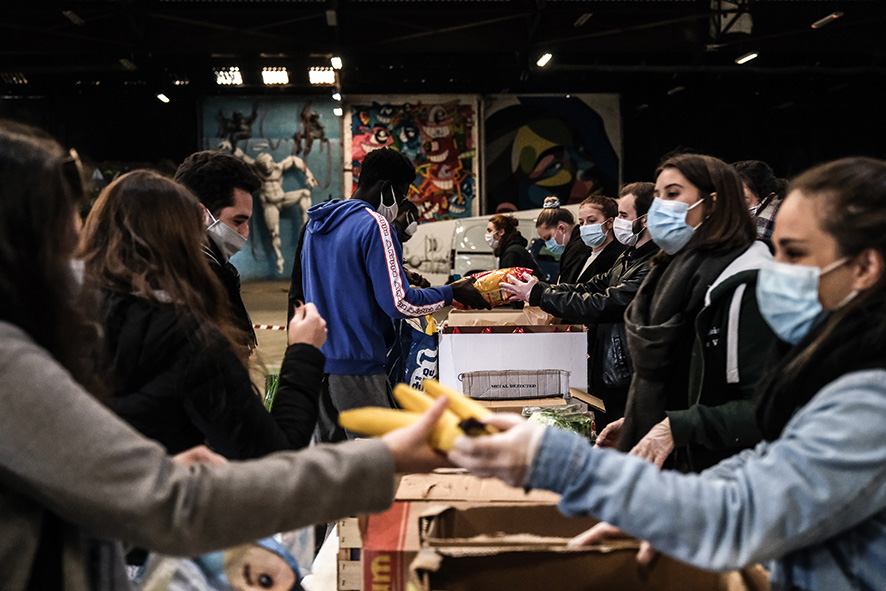 Une distribution de colis alimentaire pour des étudiants à Lyon © Antoine Merlet