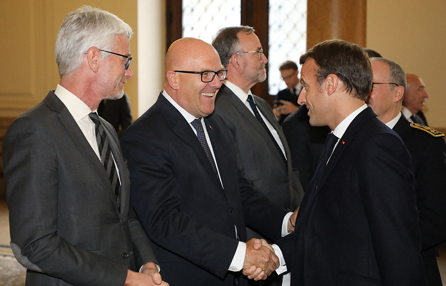 Bruno Bonnell et Emmanuel Macron, lors de la visite de ce dernier à Lyon en octobre 2019 ©AFP