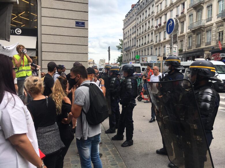 Sixième samedi de mobilisation pour les opposants au pass sanitaire à Lyon - Vimarsana News