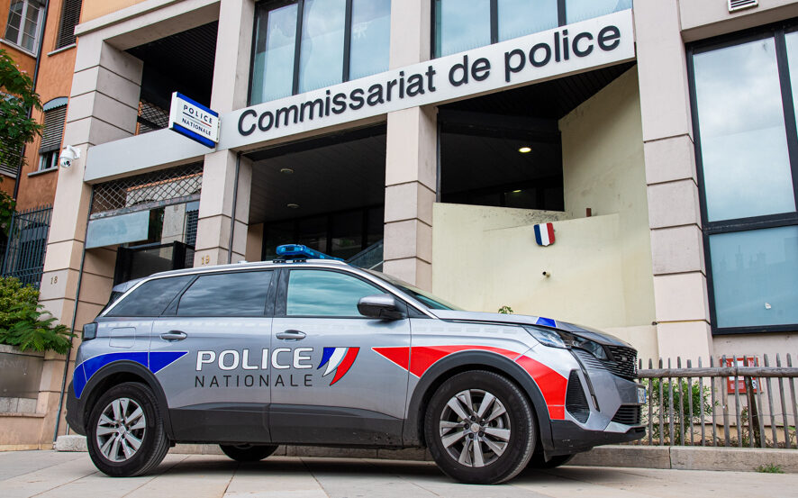 Véhicule de la police nationale garé devant le commissariat de police au niveau de l’Hôtel de Ville.