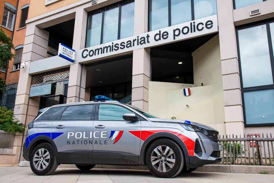 Dans La Loire Une Factrice Retrouve Un Bebe Vivant Dans Une Poubelle