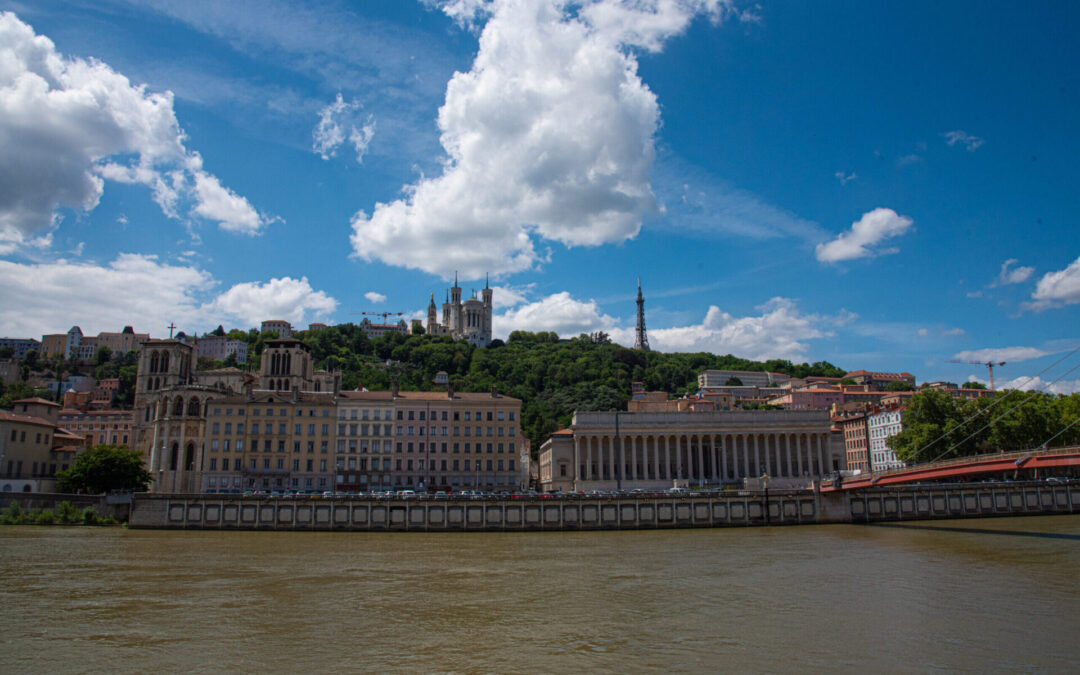 Vue sur la colline de Fourviere et le vieux Lyon depuis les quais de Saône.