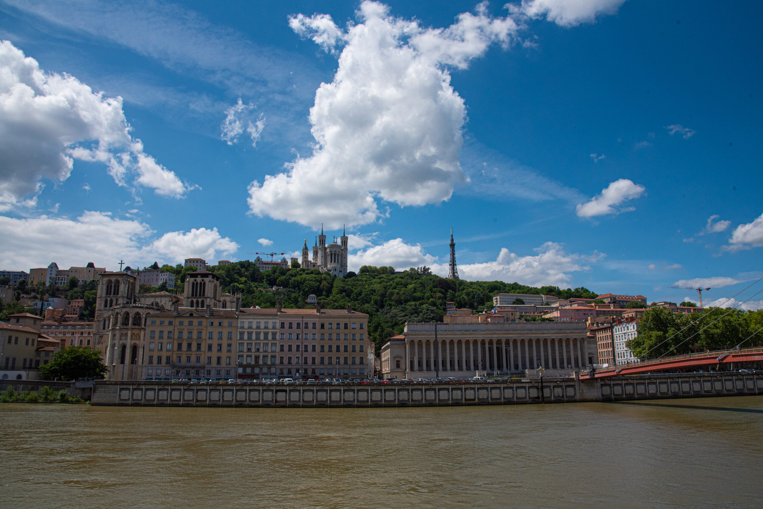 Vue sur la colline de Fourviere et le vieux Lyon depuis les quais de Saône.