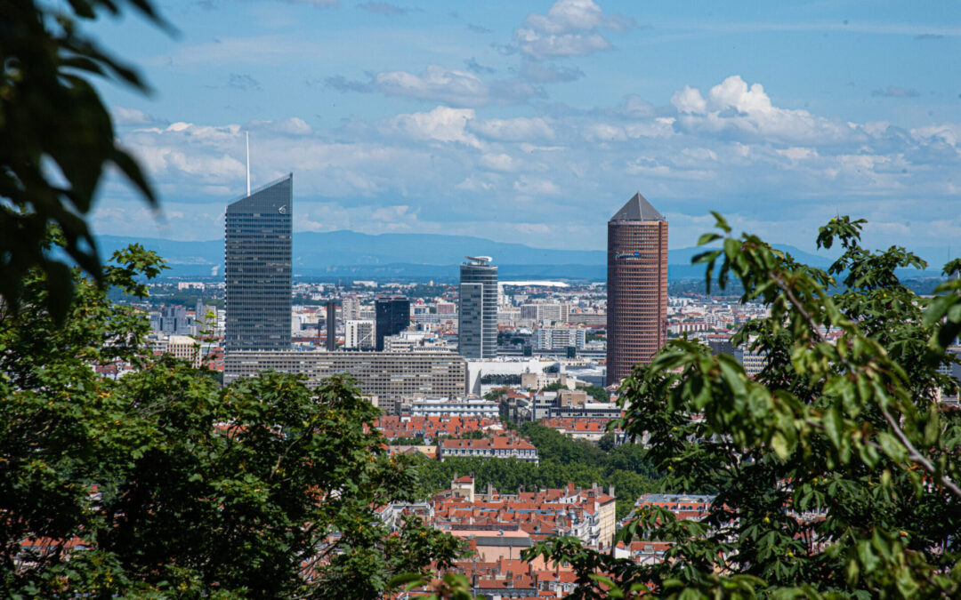 Vue sur les tours depuis le jardin du Rosaire sur la colline de Fourvière, à Lyon