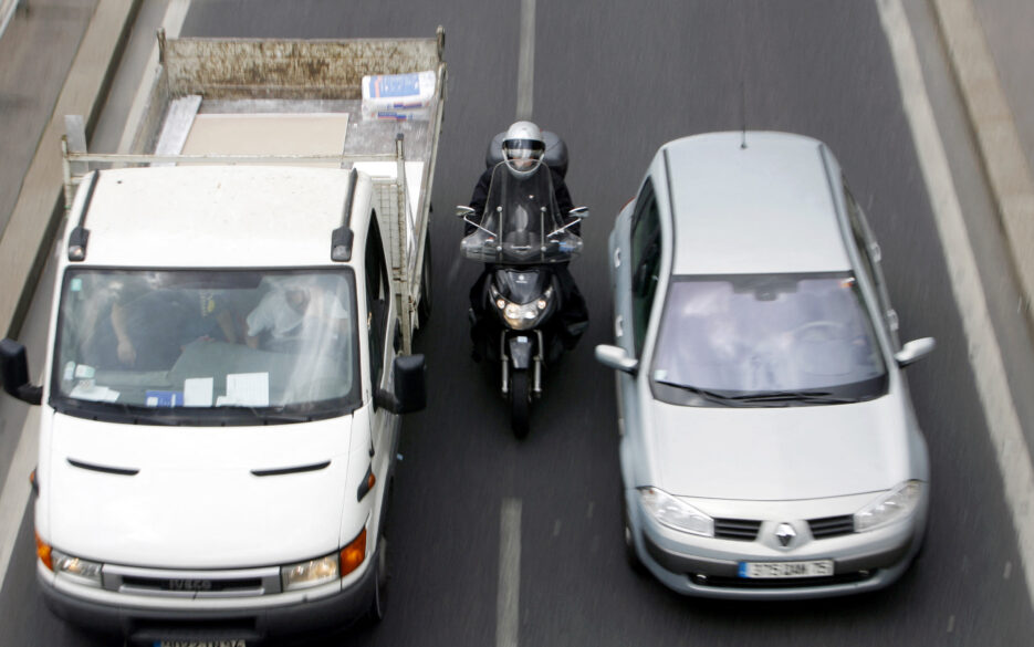 De nouveaux panneaux pour réglementer la circulation inter-files des deux-roues à Lyon - Vimarsana News