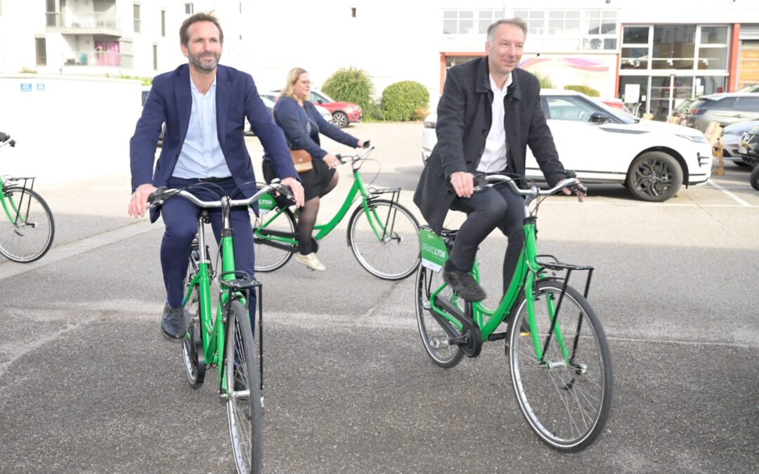 Fabien bagnon et bruno bernard, le président de la metropole de Lyon, sont sur des free velo'v