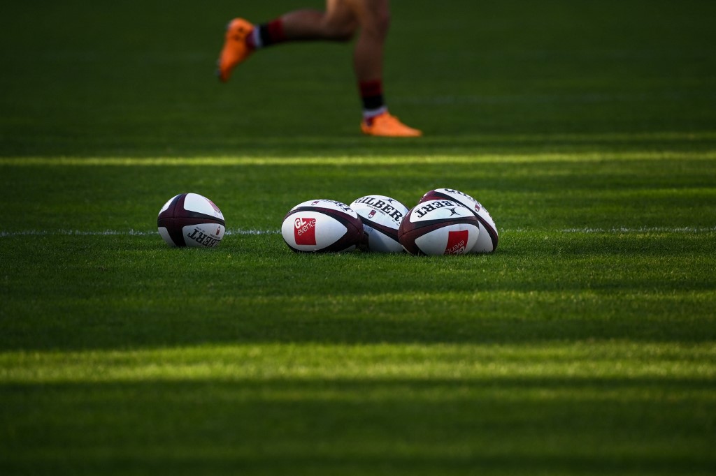 Les ballons de rugby du Top 14 annoncent le début du match Lyon-Toulouse.