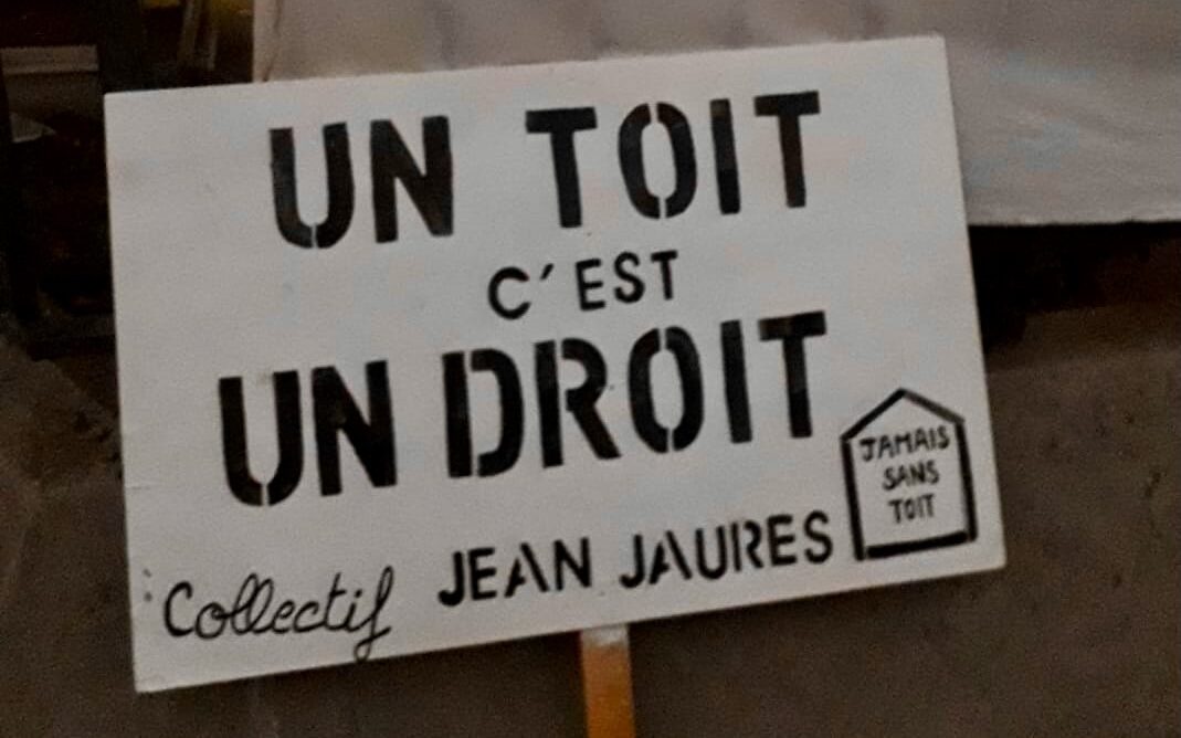 À Lyon, une pancarte "un toit c'est un droit", créée par le collectif Jean Jaurès, dans le cadre de Jamais sans toit, qui dénonce l'absence de logement pour des enfants de la Métropole lyonnaise.