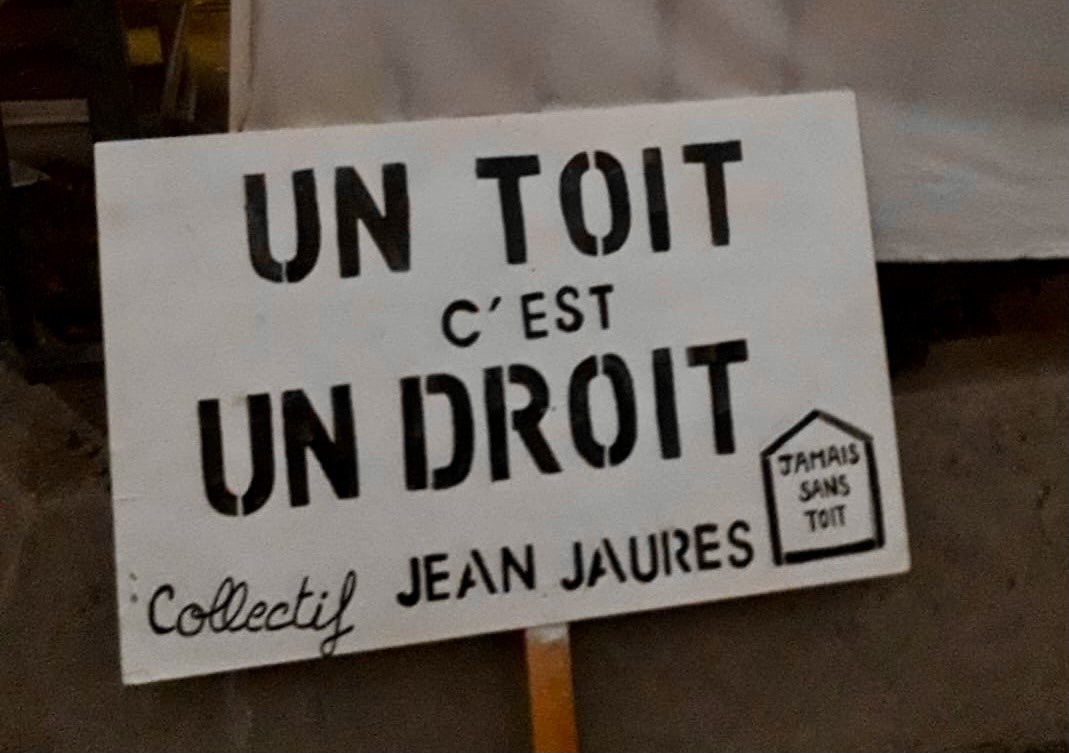 À Lyon, une pancarte "un toit c'est un droit", créée par le collectif Jean Jaurès, dans le cadre de Jamais sans toit, qui dénonce l'absence de logement pour des enfants de la Métropole lyonnaise.