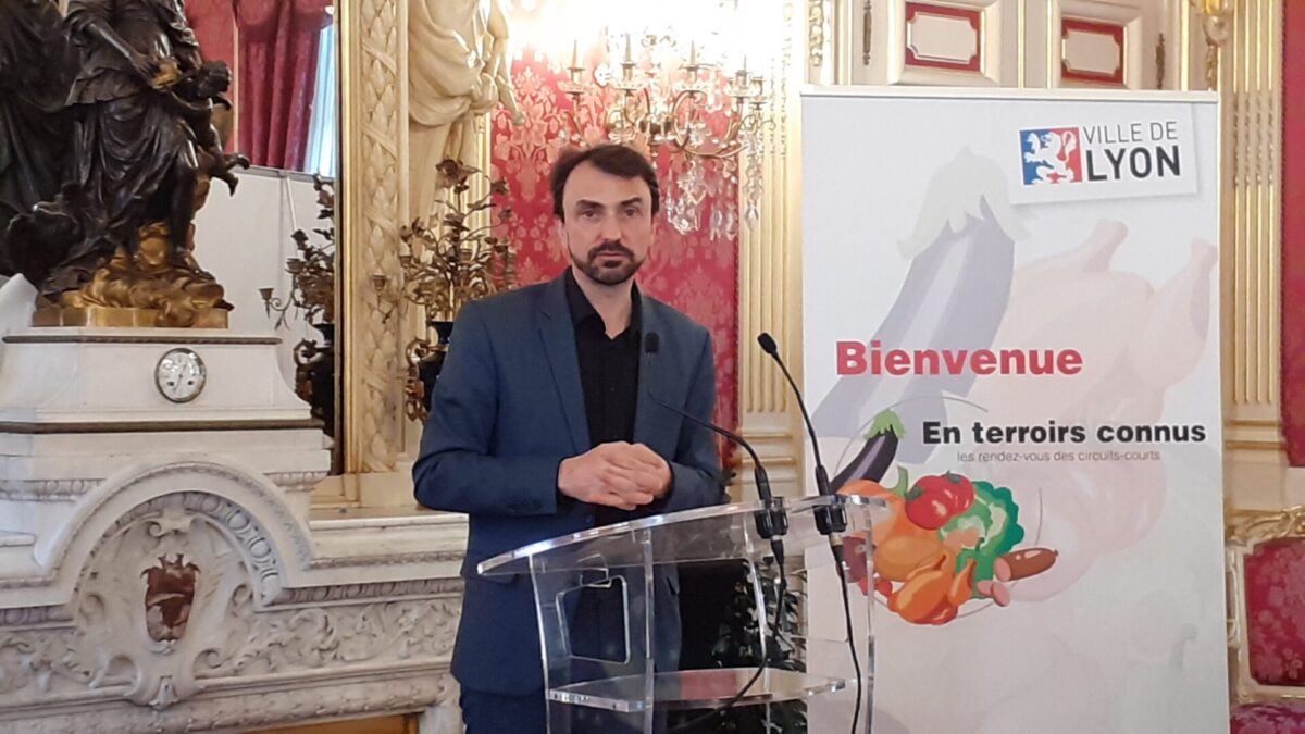 Grégory Doucet, maire de lyon, face aux producteurs et aux restaurateurs lyonnaisPour favoriser le circuit court et les producteurs locaux, la mairie de Lyon réunissait ce lundi 7 mars, 36 producteurs et 50 restaurateurs.Pour favoriser le circuit court et les producteurs locaux, la mairie de Lyon réunissait ce lundi 7 mars, 36 producteurs et 50 restaurateurs.Pour favoriser le circuit court et les producteurs locaux, la mairie de Lyon réunissait ce lundi 7 mars, 36 producteurs et 50 restaurateurs.© Marie de Monterno