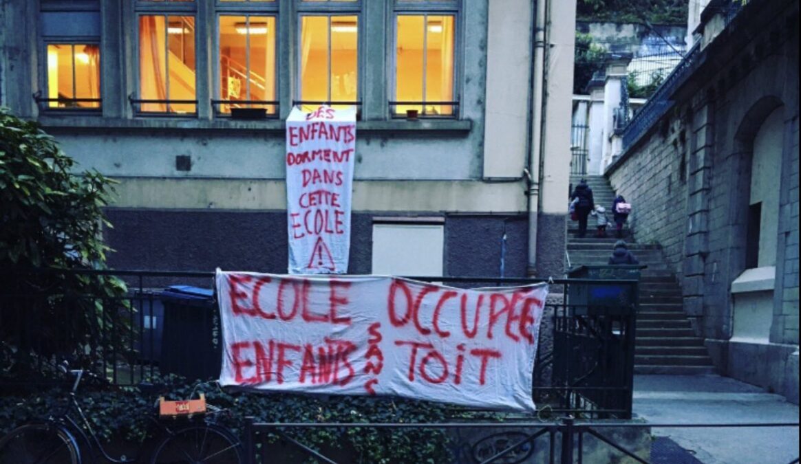 banderole sur une école occupée dans le 1er arrondissement à Lyon