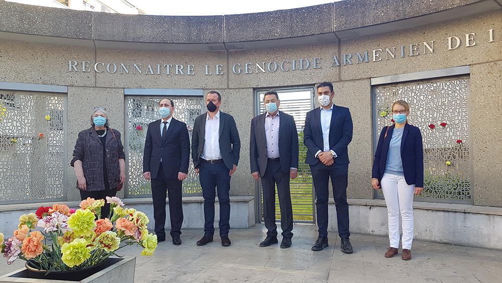 La cérémonie de commémoration du génocide arménien en présence de maire de Villeurbanne, cédric Van Styvendael (marque noir) de l'année dernière. ©ville de villeurbanne.