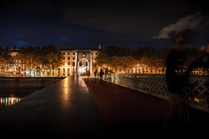 Vue de Lyon la nuit , passerelle du Collège ©Tim Douet
