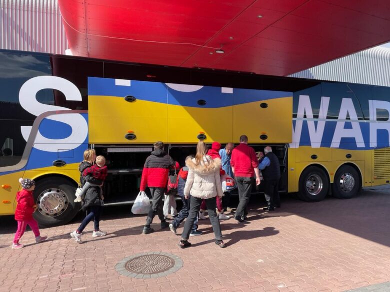 Parmi les voyageurs de ce bus humanitaire des femmes et des enfants ukrainiens en route pour Annecy.