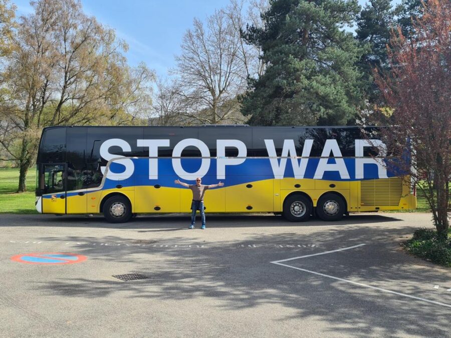 Grâce a son bus, David Bruneau a pu sauvé 70 Ukrainiens. Ici, au centre de vacances ''le pré du lac''à St Jorioz, près d'Annecy.