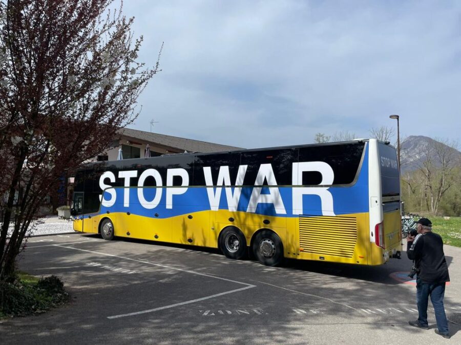 Dans ce bus, une quinzaine d'enfants et près de 50 femmes ukrainiens en route pour Annecy.