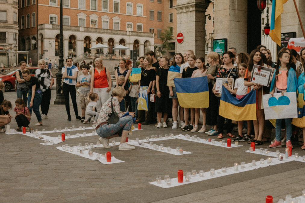 Des manifestants participent à un rassemblement avec des pancartes condamnant la Russie pour les attaques contre des civils lors de son invasion de l'Ukraine. Lyon mai 2022. Photographe Irina Mazur