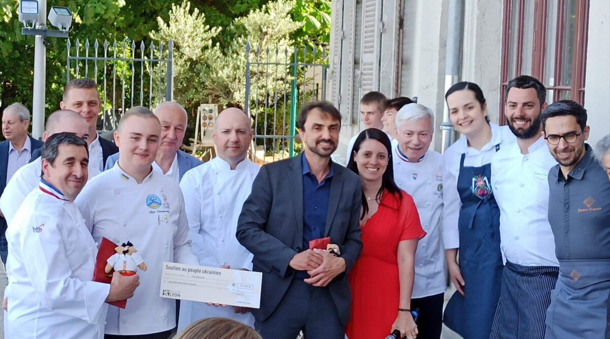 Les chefs lyonnais, Grégory Doucet, et jeune cuisinier ukrainien Iliya Vasutinski, lors de la remise du don pour l'Ukraine