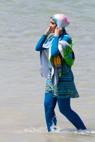 Femme portant un burquini à la plage