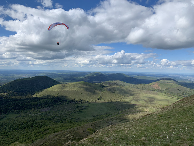 homme en parapente au Puy de Dôme