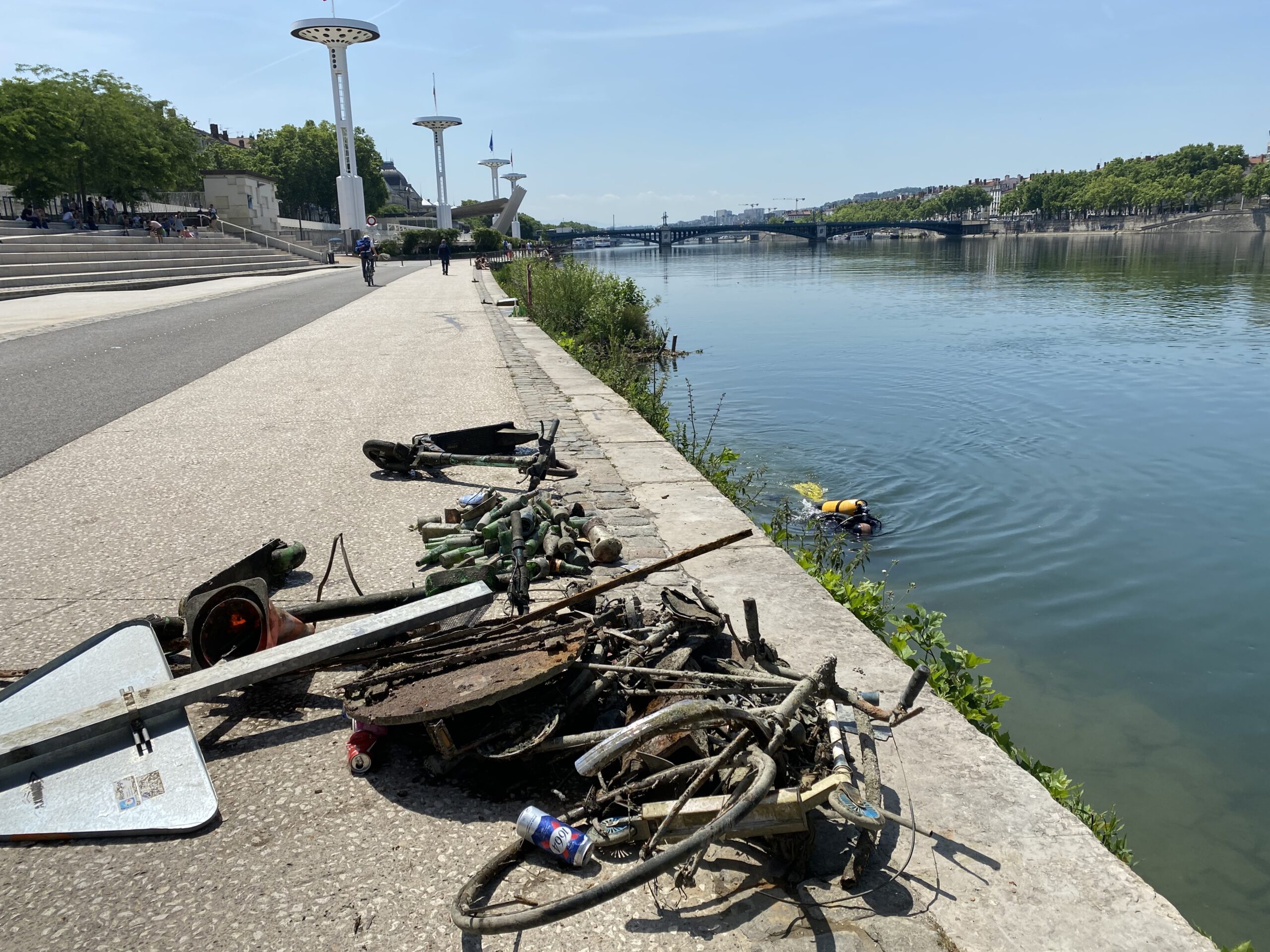 Déchets remontés à la surface du Rhône, Lyon