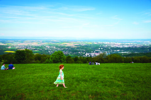 petite fille qui marche dans un pré