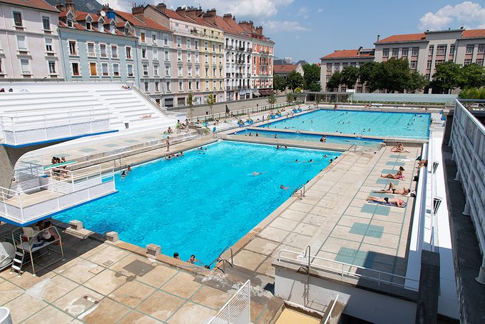 Ds gens se baignent dans une piscine publique