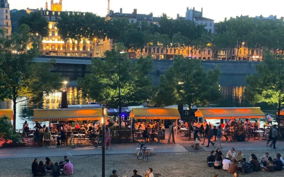 Les berges de Lyon à la nuit tombée.