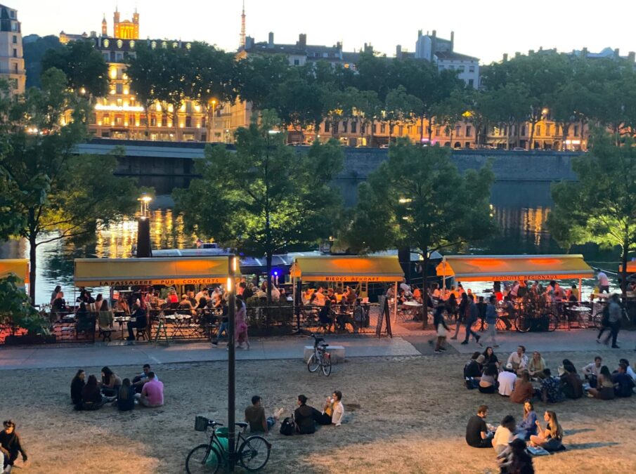 Les berges de Lyon à la nuit tombée.