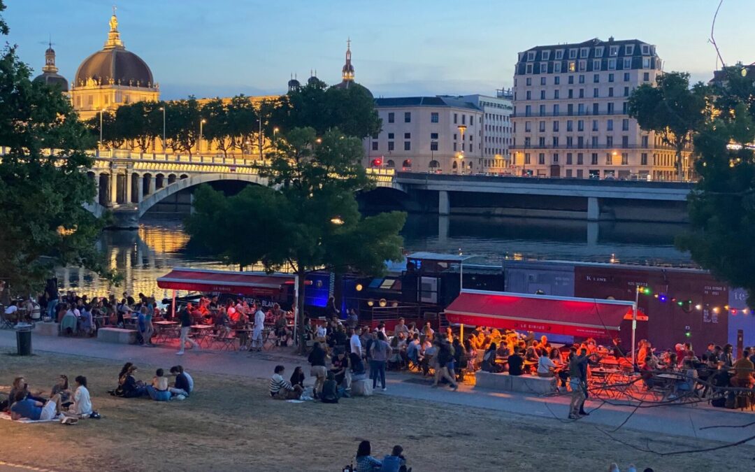 Les berges de Lyon à la nuit tombée.