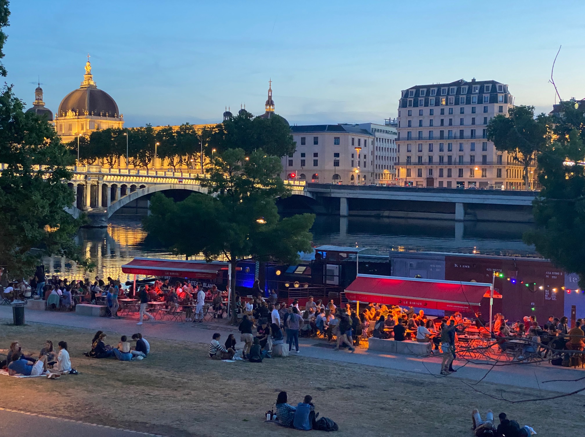 Les berges de Lyon à la nuit tombée.