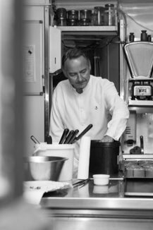 Jean-Christophe Ansanay-Alex chef propriétaire de Vaisselle et mobilier du restaurant Relais & Châteaux L'Auberge de l'Ile Barbe
