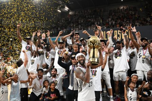 Le joueur Asvel Lyon-Villeurbanne est le champion de France Betlic Elite.  Photo de JEAN-PHILIPPE KSIAZEK / AFP.