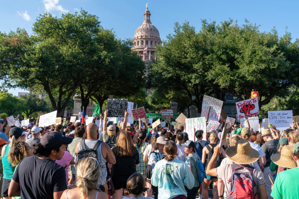 Des manifestantes protestent à proximité du Texas State Capitol à Austin. Photo de SUZANNE CORDEIRO / AFP