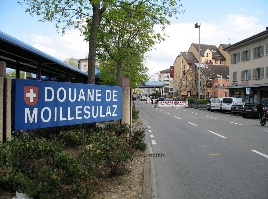 La douane de Moillesulaz, entre Genève et Annemasse, un des principaux points de passage des travailleurs frontaliers entre Suisse et France