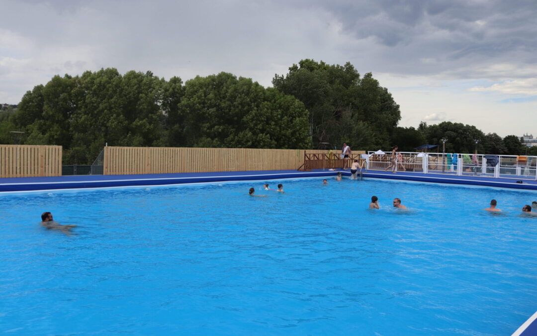 La piscine éphémère du parc de Gerland est ouverte de 12h30 à 19h30. ©Flora Chaduc