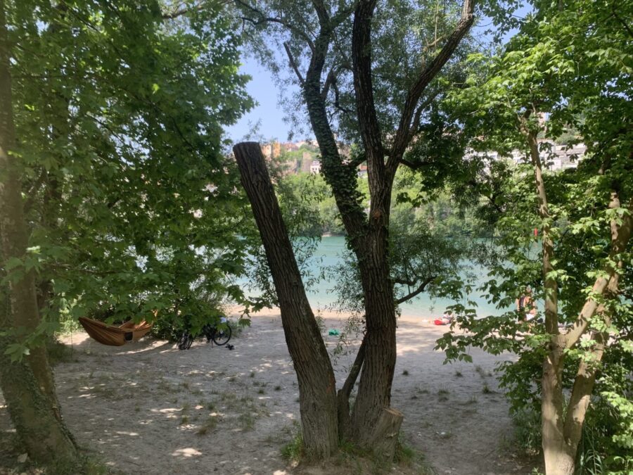 Une plage de sable len bord du Rhone en plein centre de Lyon