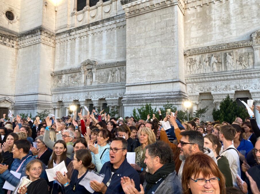 TraLaLyon, une chorale éphémère qui chante du Quenne sur l'esplanade de Fourvière, à Lyon