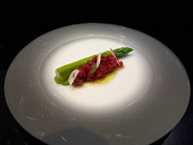 Asperges vertes d'Alcala, vinaigrette émulsionnée et thon rouge (Pedro Aguilera)