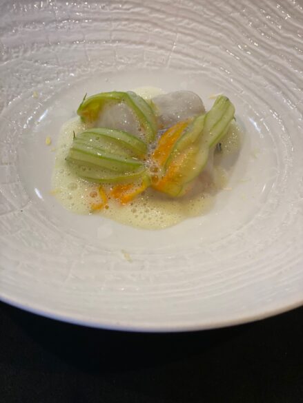 Courgette et sa fleur, bar de ligne et son jus citronné (Pedro Aguilera)