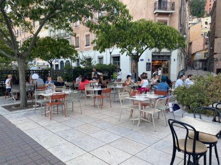 La terrasse de Grive épicier bistrotier, place Benoît Crépu, à Lyon Saint-Georges (5e)