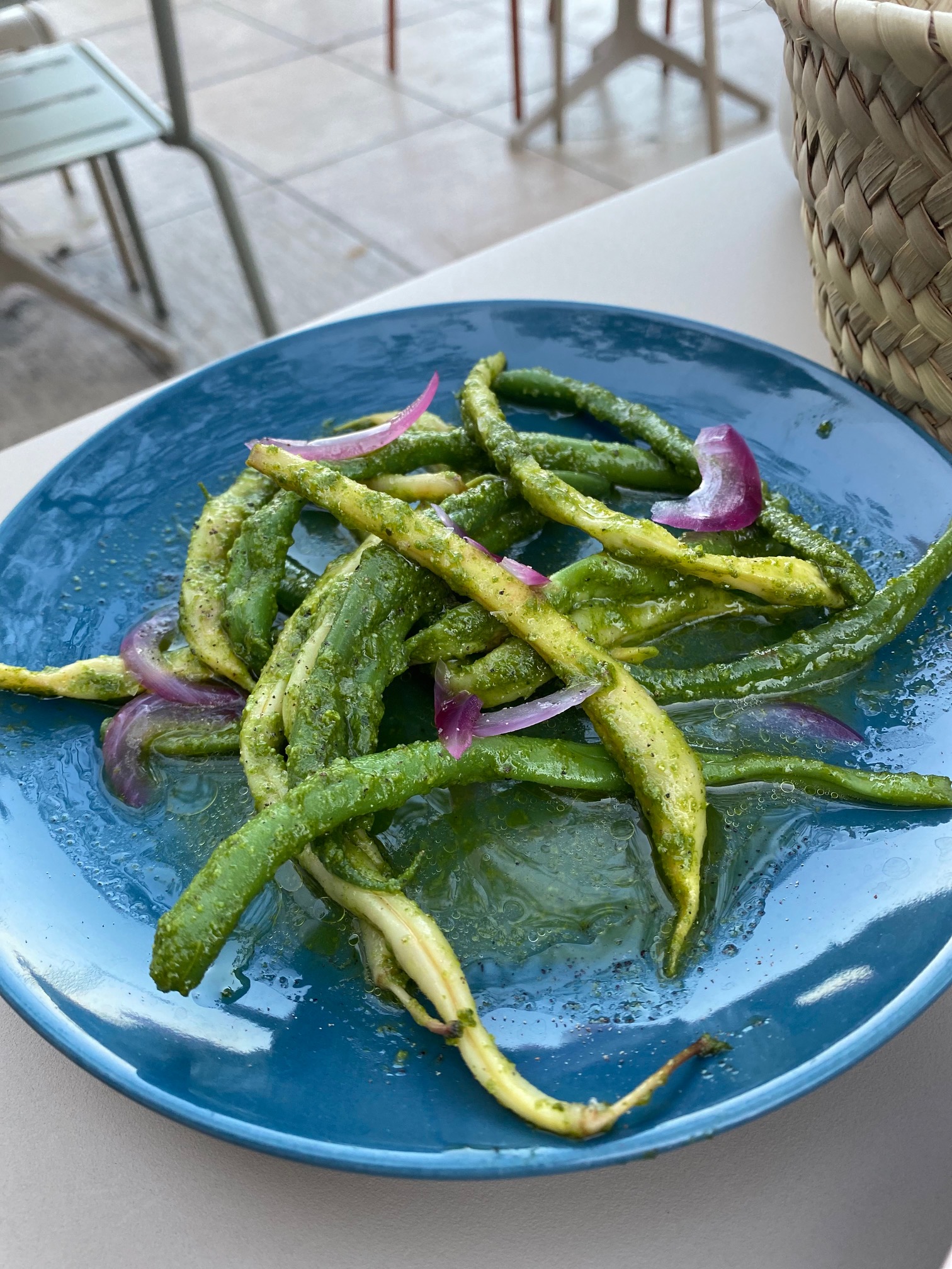 salade de haricots, pesto de basilic et huile d’ail rôti, vinaigre de géranium chez grive (Lyon)