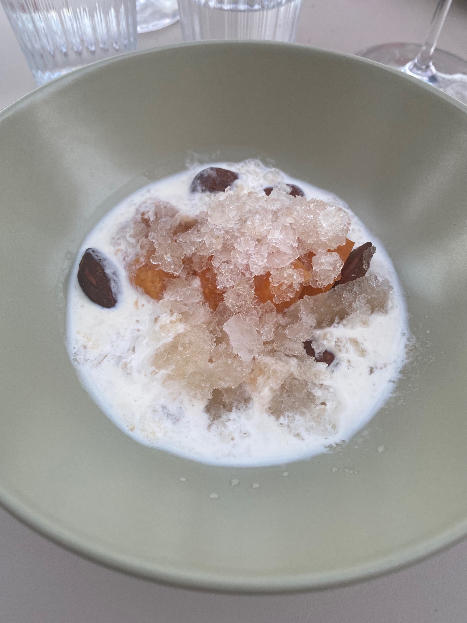 Abricots infusés à la lavande, amandes caramélisées, lait de noyaux d’abricots et granité lavande chez Grive (Lyon)