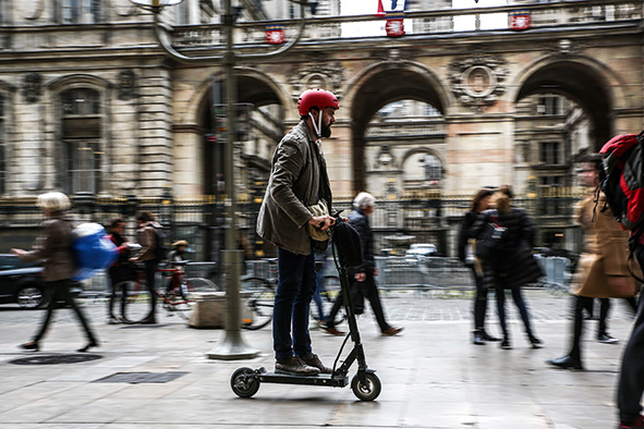 Trottinette électrique dans les rues de Lyon