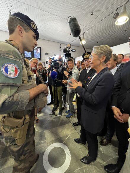 La première Ministre Elisabeth Borne, à Lyon, avec des militaires de l'opération sentinelle 