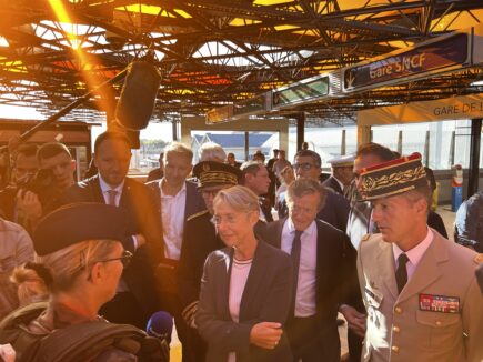 La Première ministre Elisabeth Borne, à Lyon, avec des soldats des opérations de garde