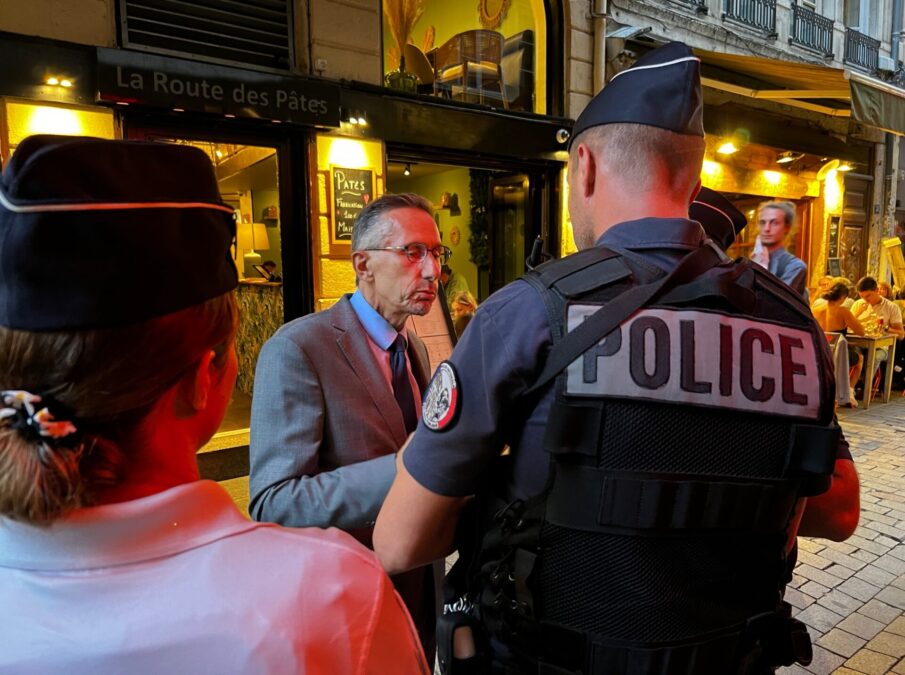 Ivan Bouchier, préfet du Rhône délégué à la sécurité dans une rue de Lyon