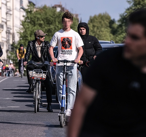 Une trottinette électrique dans les rues de Lyon